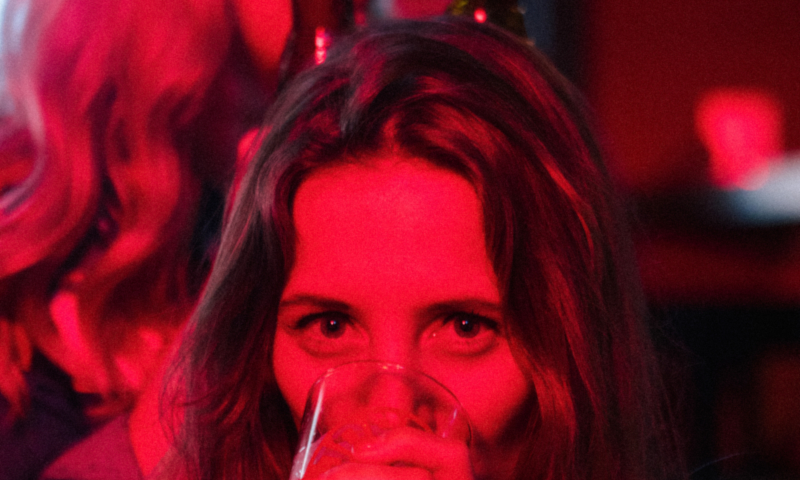 Meisje drinkt Jopenbier